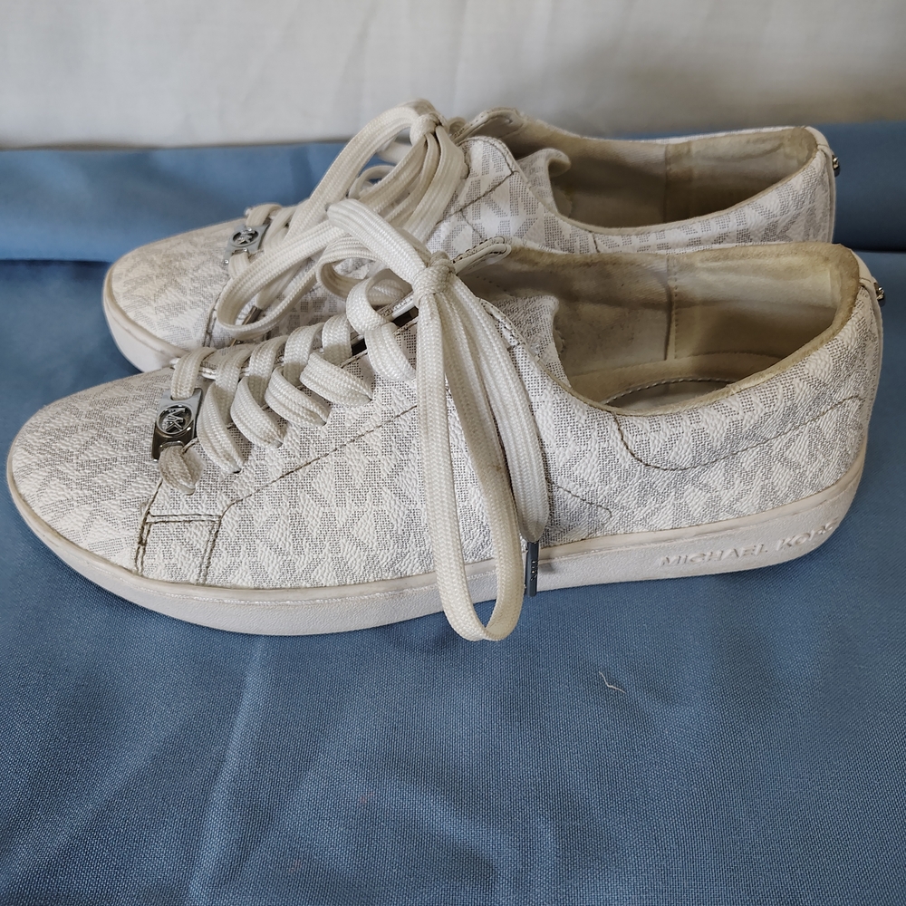 Michael Kors White Patterned Women's Shoes. Size 7.5 M